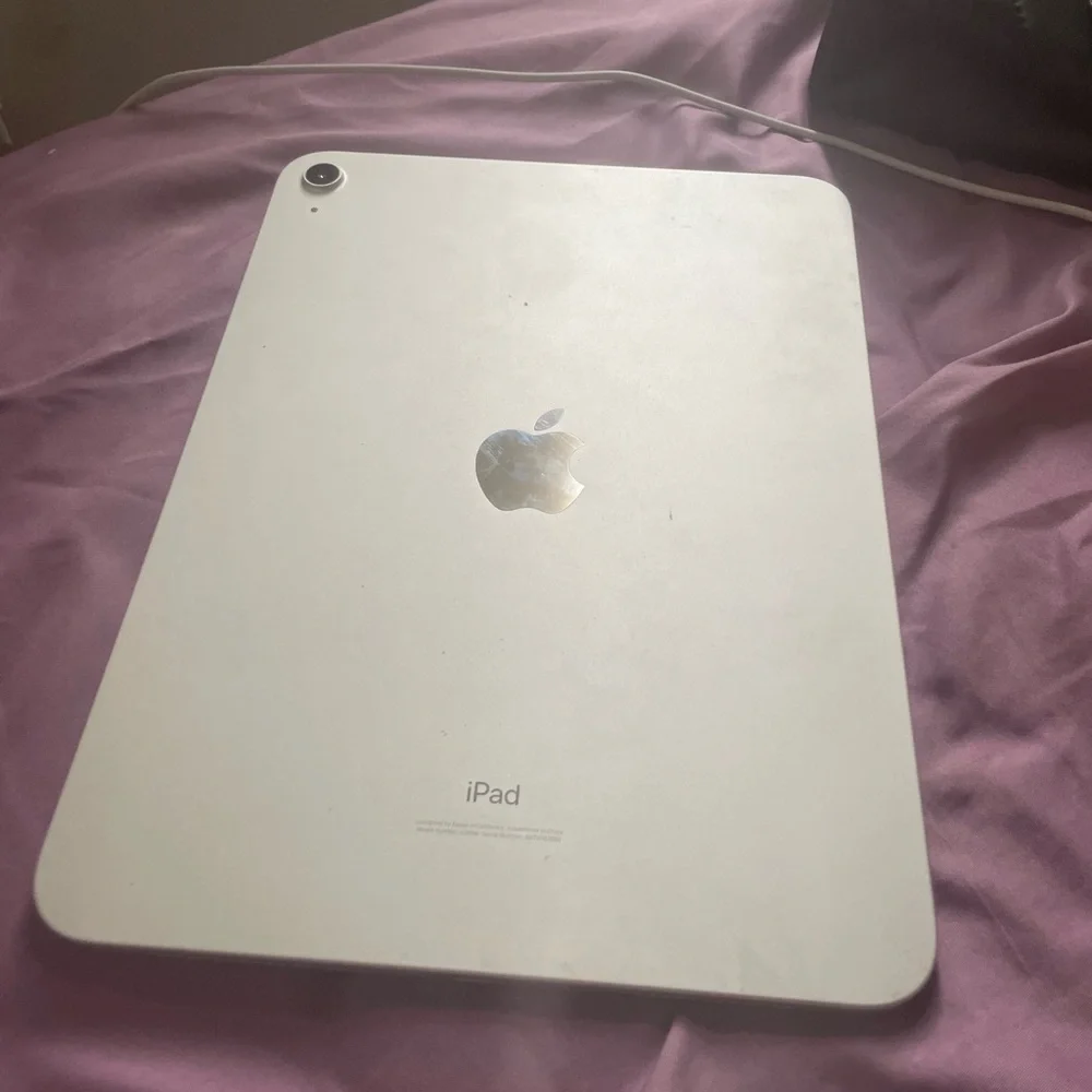 Apple Silver iPad with Aluminum Finish